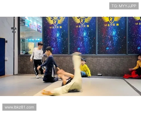 广州街舞队在世界滑板锦标赛中的团队协作表现精彩纷呈引发热议